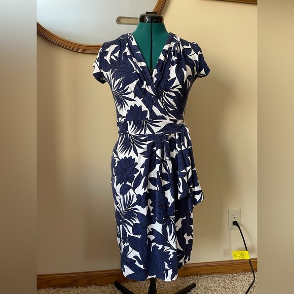 Ann Taylor Dresses & Skirts - Ann Taylor size 0 half wrap dress short sleeve blue floral pattern
